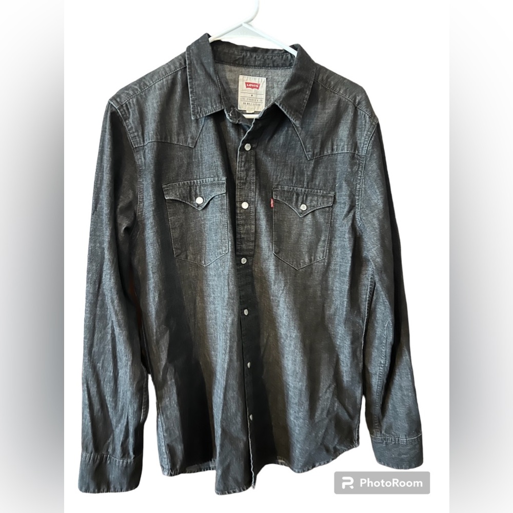 Black Levi’s Denim Snap Shirt.